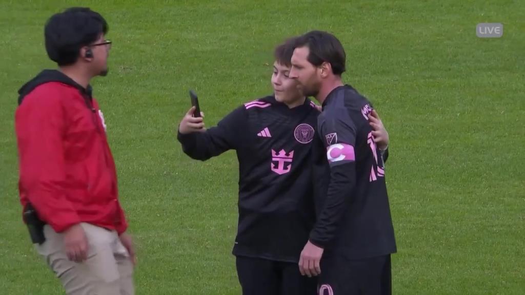 同意合影！比赛结束小球迷闯入球场找梅西合影！