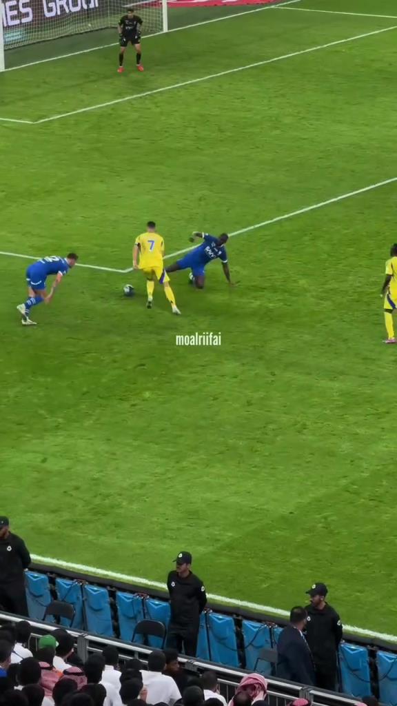 一个纯粹的运动员！40岁的C罗依然在为他心爱的足球奔跑！